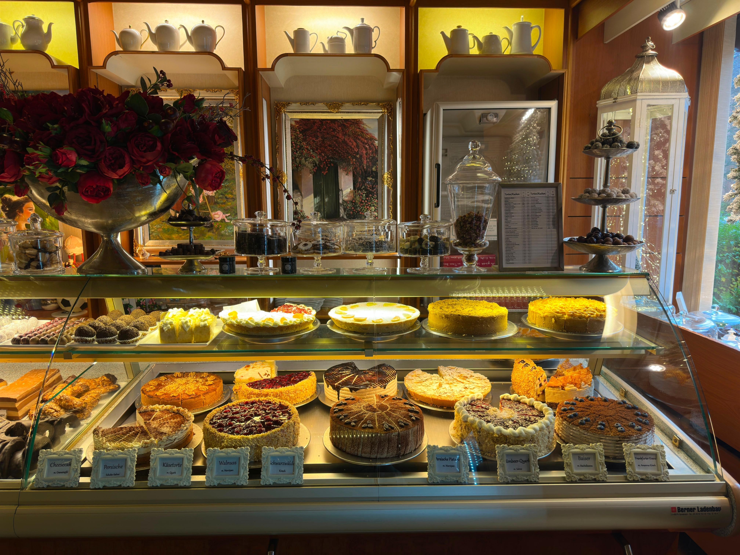 Konditorei & Café Pursche Tresen mit Gebäck und Pralinen